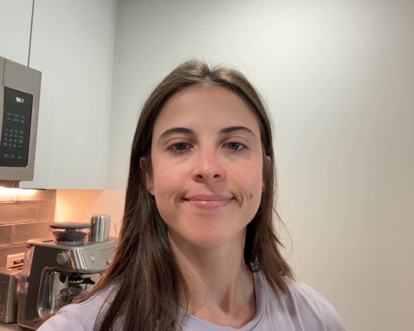 Selfie original de Gisela, tirada na cozinha
